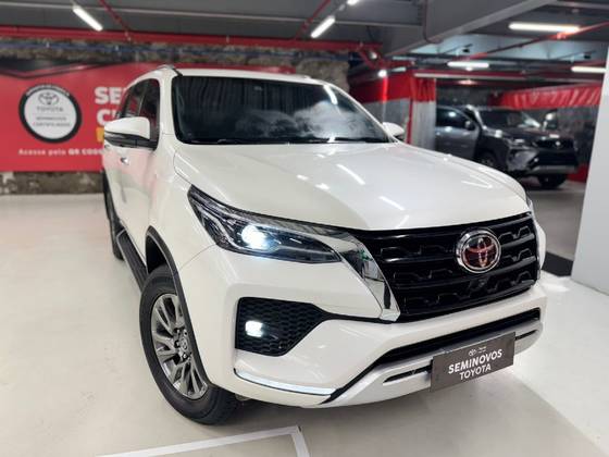 TOYOTA HILUX SW4 2.8 D-4D TURBO DIESEL SRX 7L 4X4 AUTOMÁTICO